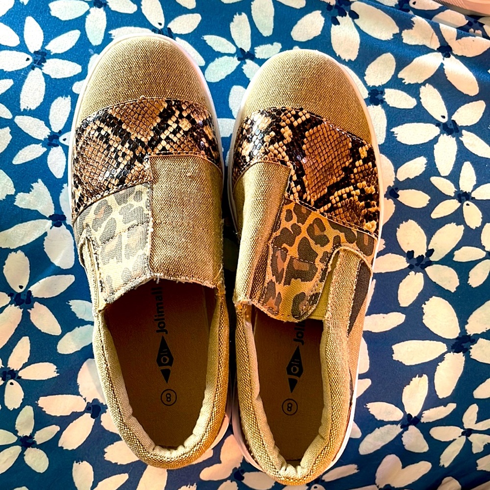 Jolimall women’s slip on shoes Womens Size 8. Very comfortable. Worn once!